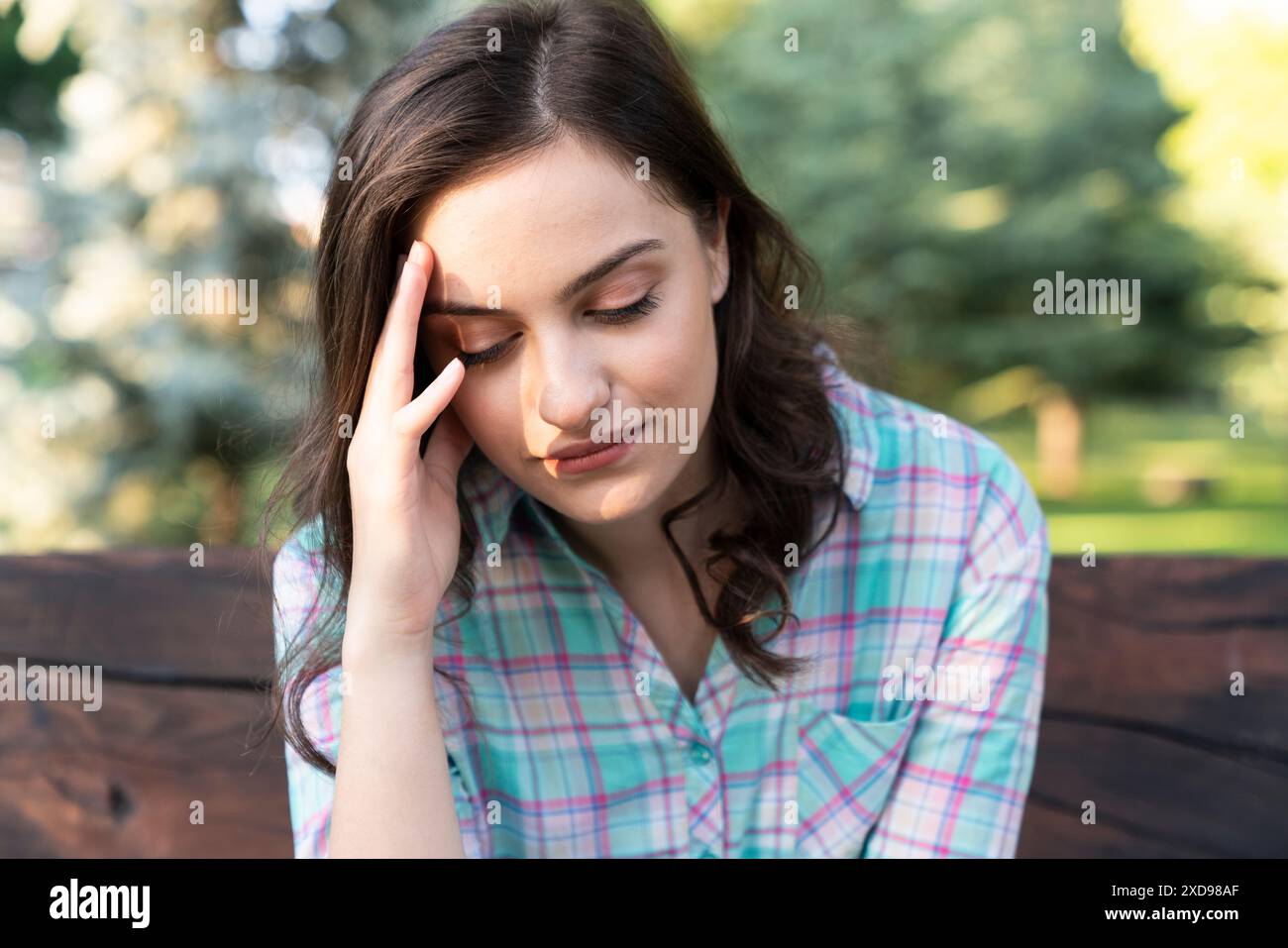 Woman crying head in hands hi-res stock photography and images - Alamy