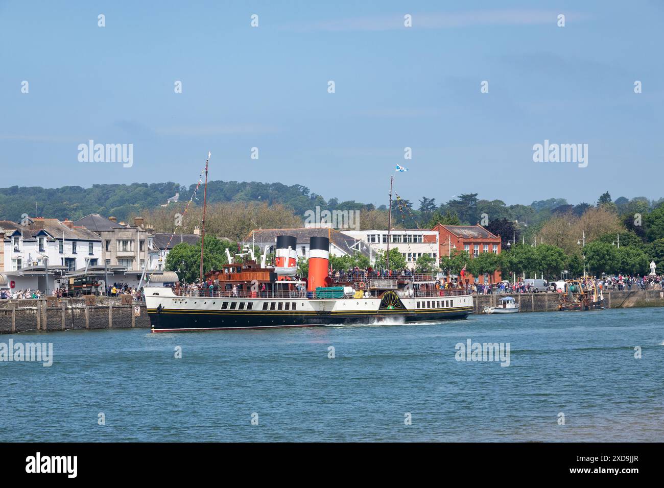 Waverley's Grand Return to Bideford. Crowds watch the return of the Waverley to the River Torridge and Bideford today for first time in 40 years Stock Photo