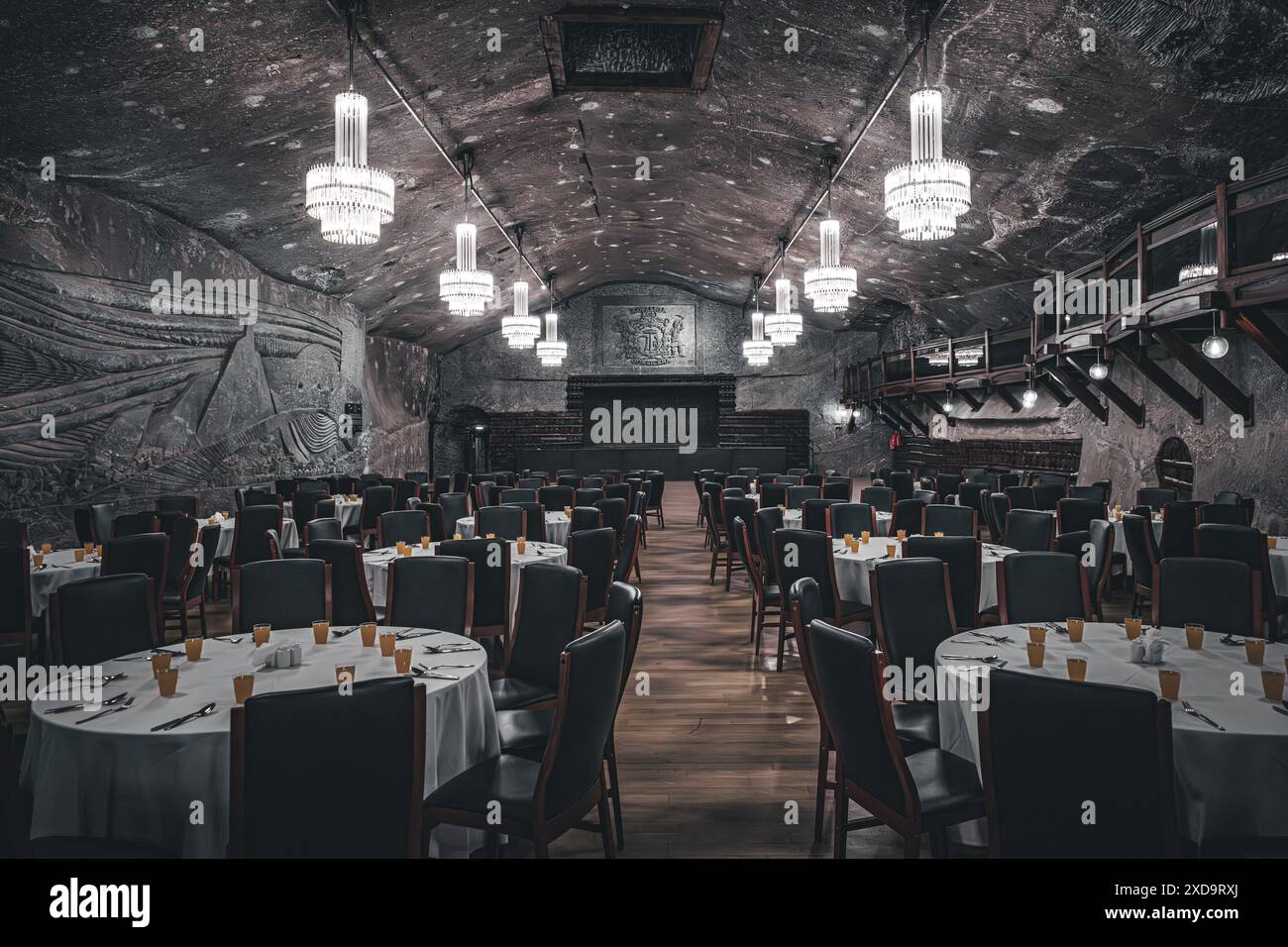Elegant banquet hall round tables hi-res stock photography and images ...