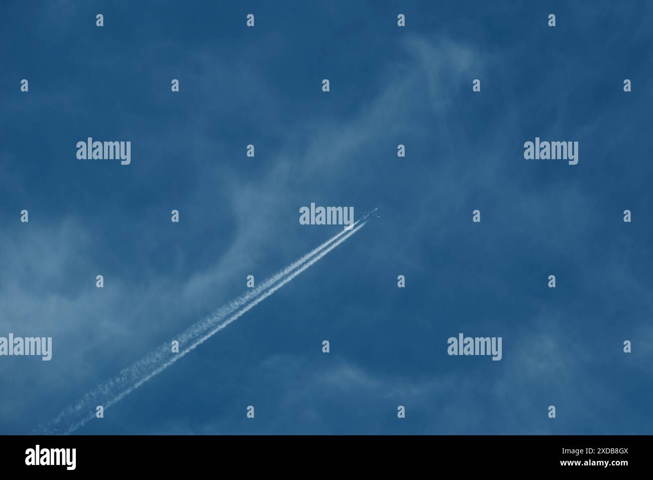 Airplane contrail hi-res stock photography and images - Alamy