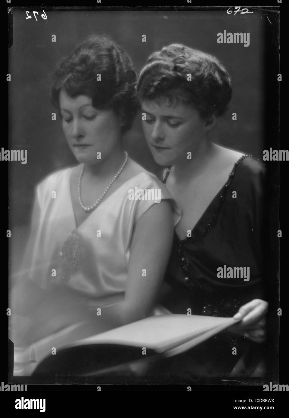 Higgins, Mrs., and Mrs. Sherwood Aldrich, portrait photograph. Genthe ...