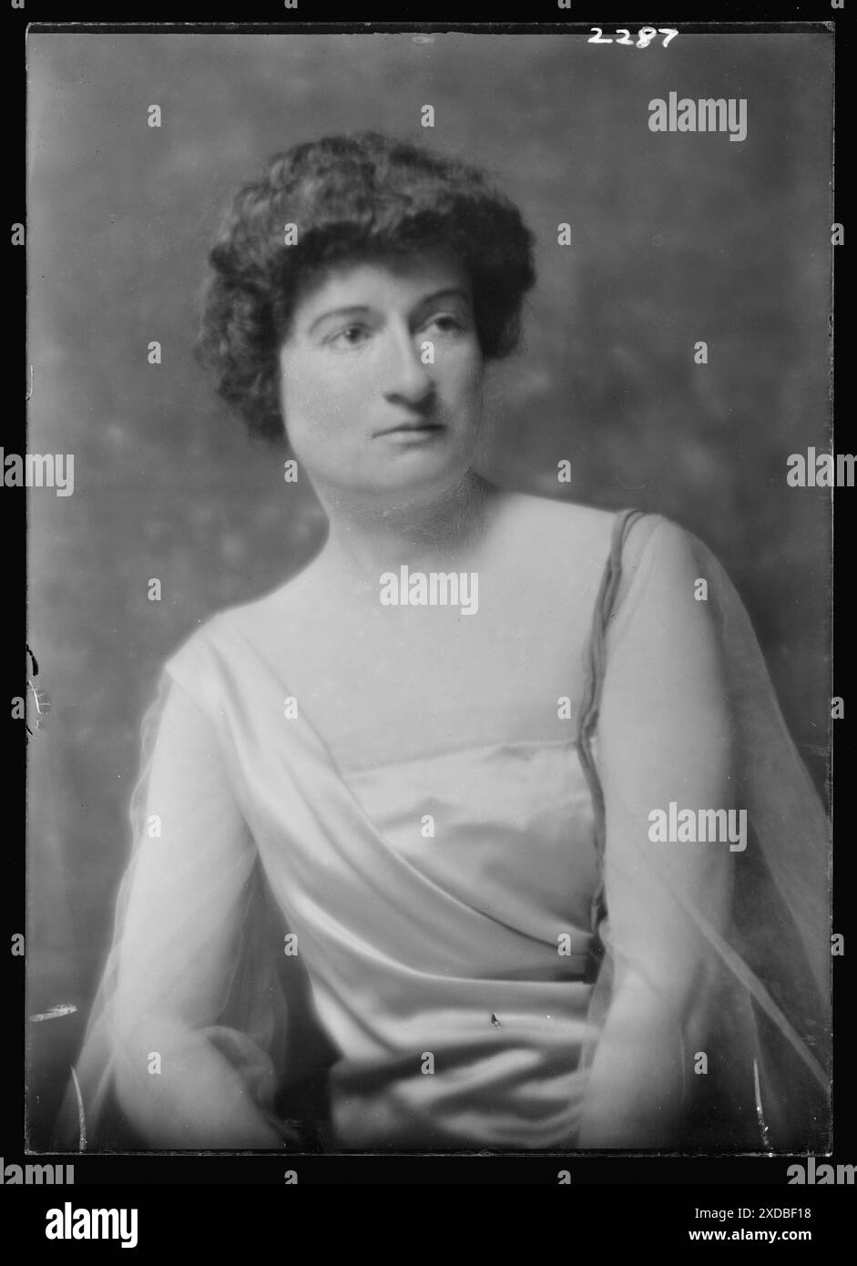 Aske, Sidney, Mrs., portrait photograph. Genthe photograph collection ...