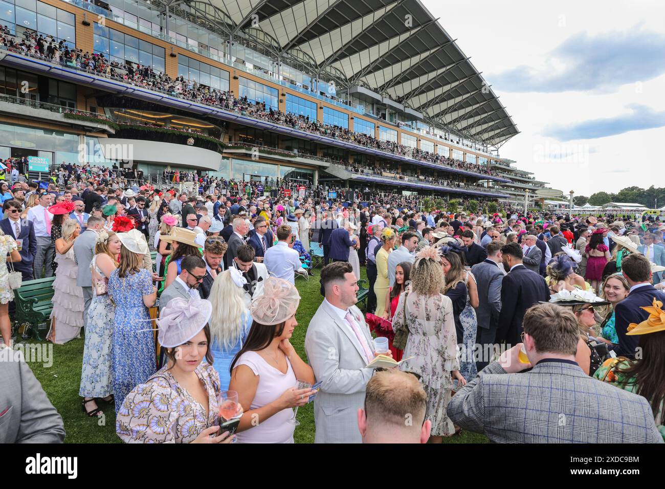 Outside Ascot Races Ascot, Berkshire, UK. 21st June, 2024. Racegoers enjoy their afternoon ...