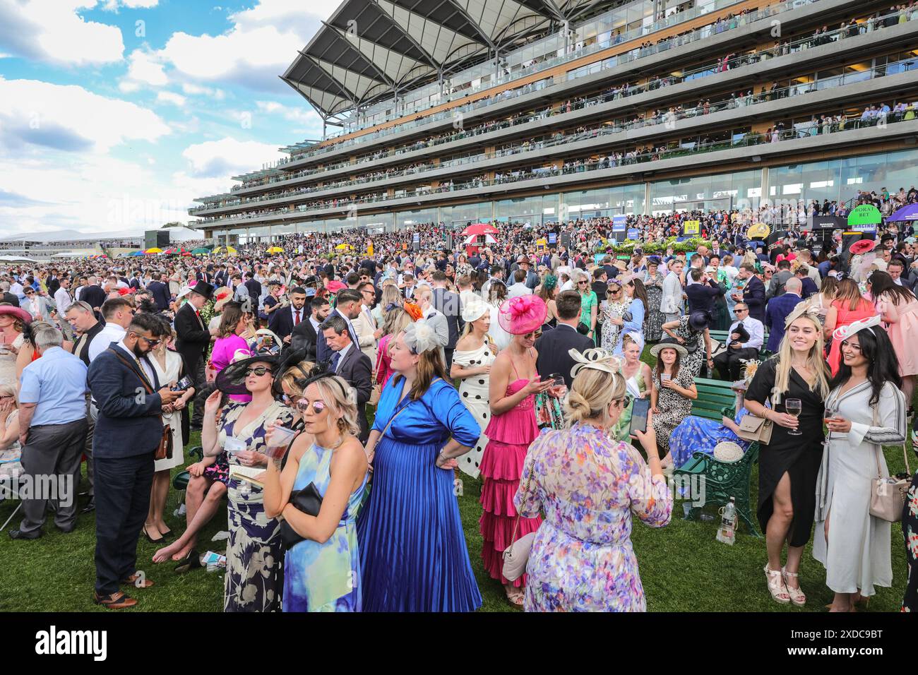 Outside Ascot Races Ascot, Berkshire, UK. 21st June, 2024. Racegoers enjoy their afternoon ...
