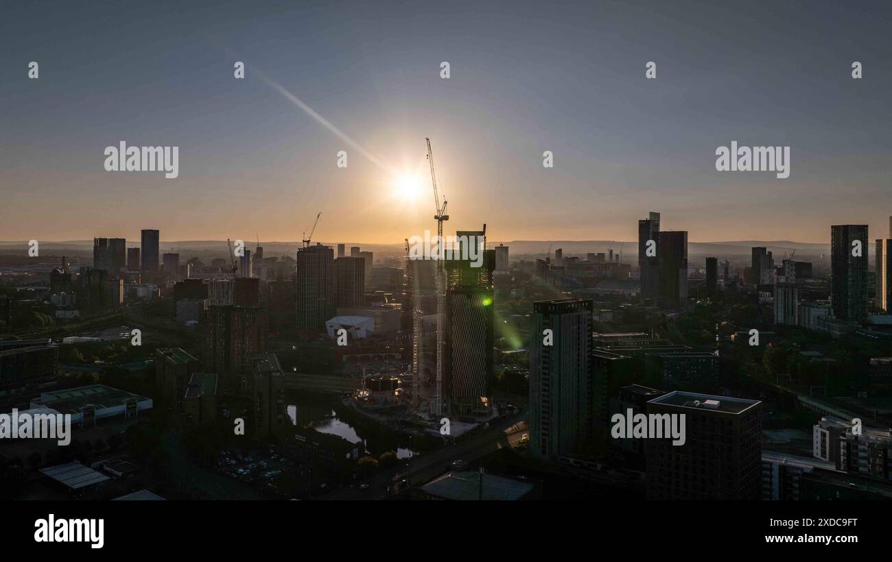 The sun flare accentuates the heart of Manchester, with The Great Jackson Street skyscraper district standing tall Stock Photo