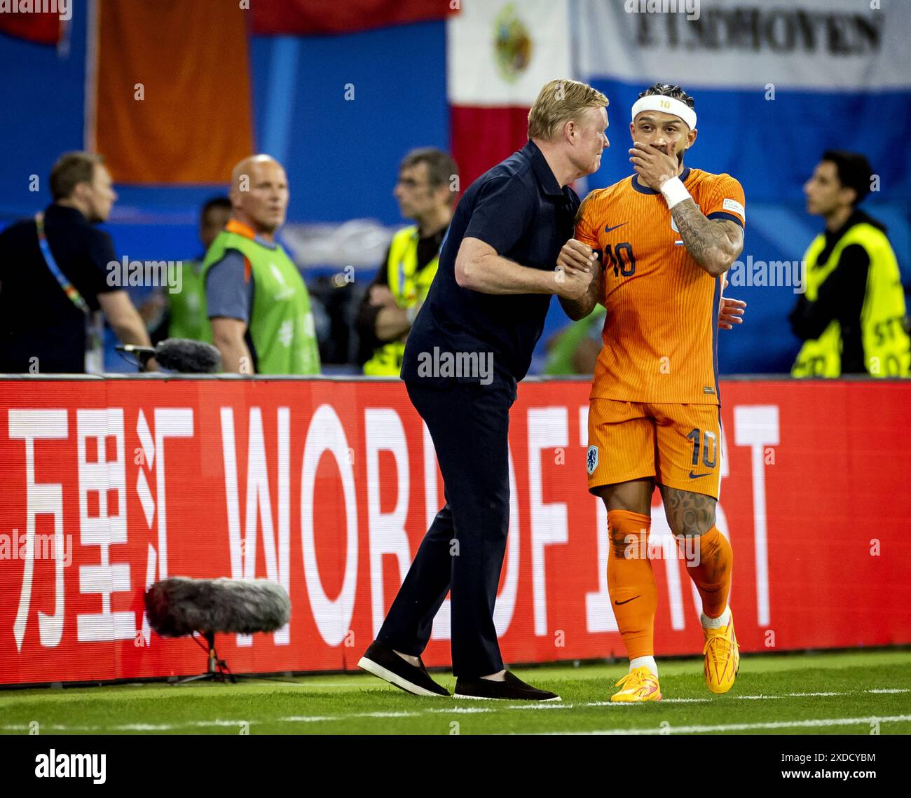 LEIPZIG - National coach Ronald Koeman of Holland and Memphis Depay (l ...