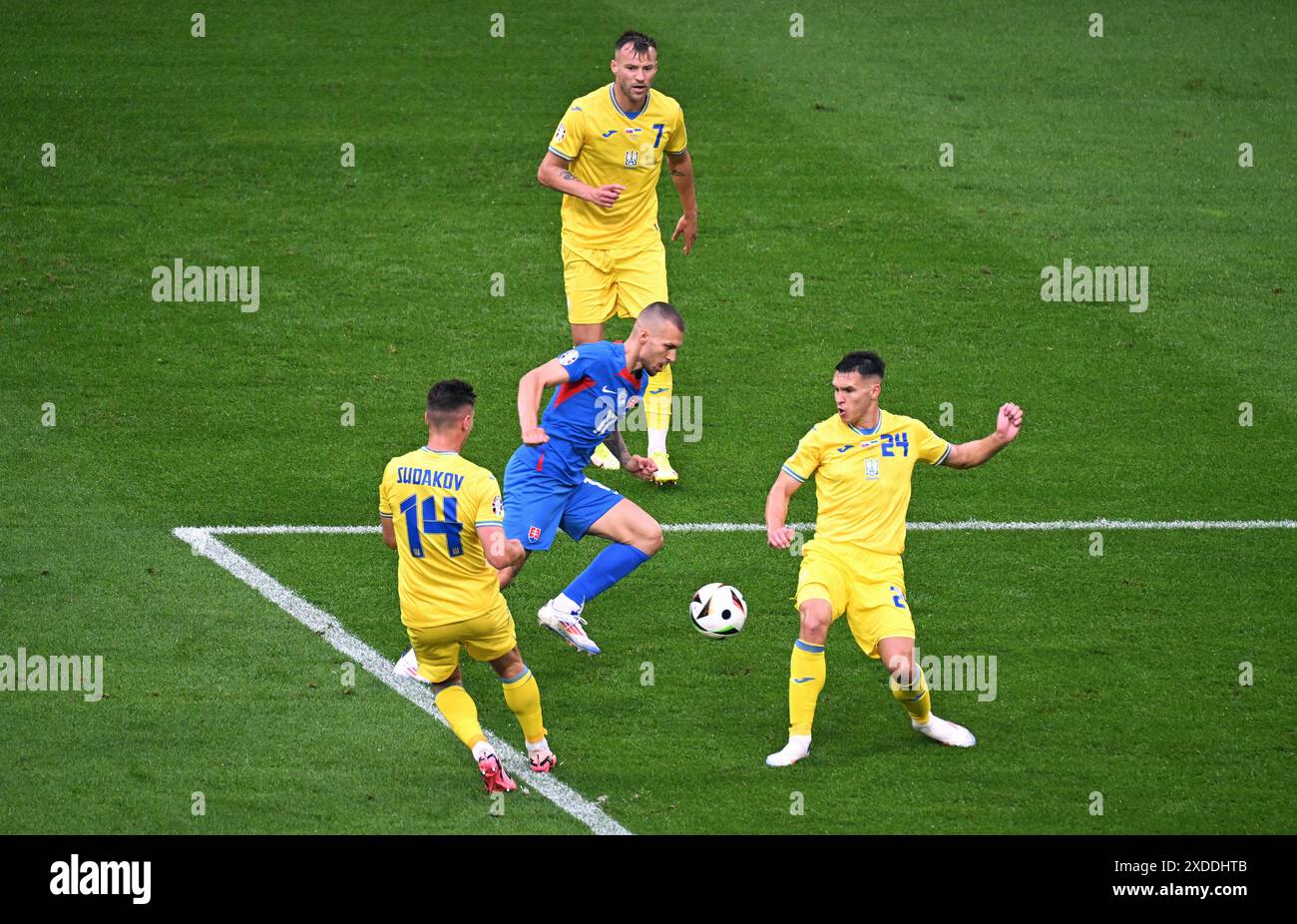 Fussball, Europameisterschaft, EURO 2024, Gruppe E, Merkur Spiel-Arena DŸsseldorf: Slovakei - Ukraine; Georgiy Sudakov (UKR), Lukas Haraslin (SVK), Roman Yaremchuk (UKR), Oleksandr Tymchyk (UKR). Aktion Stock Photo