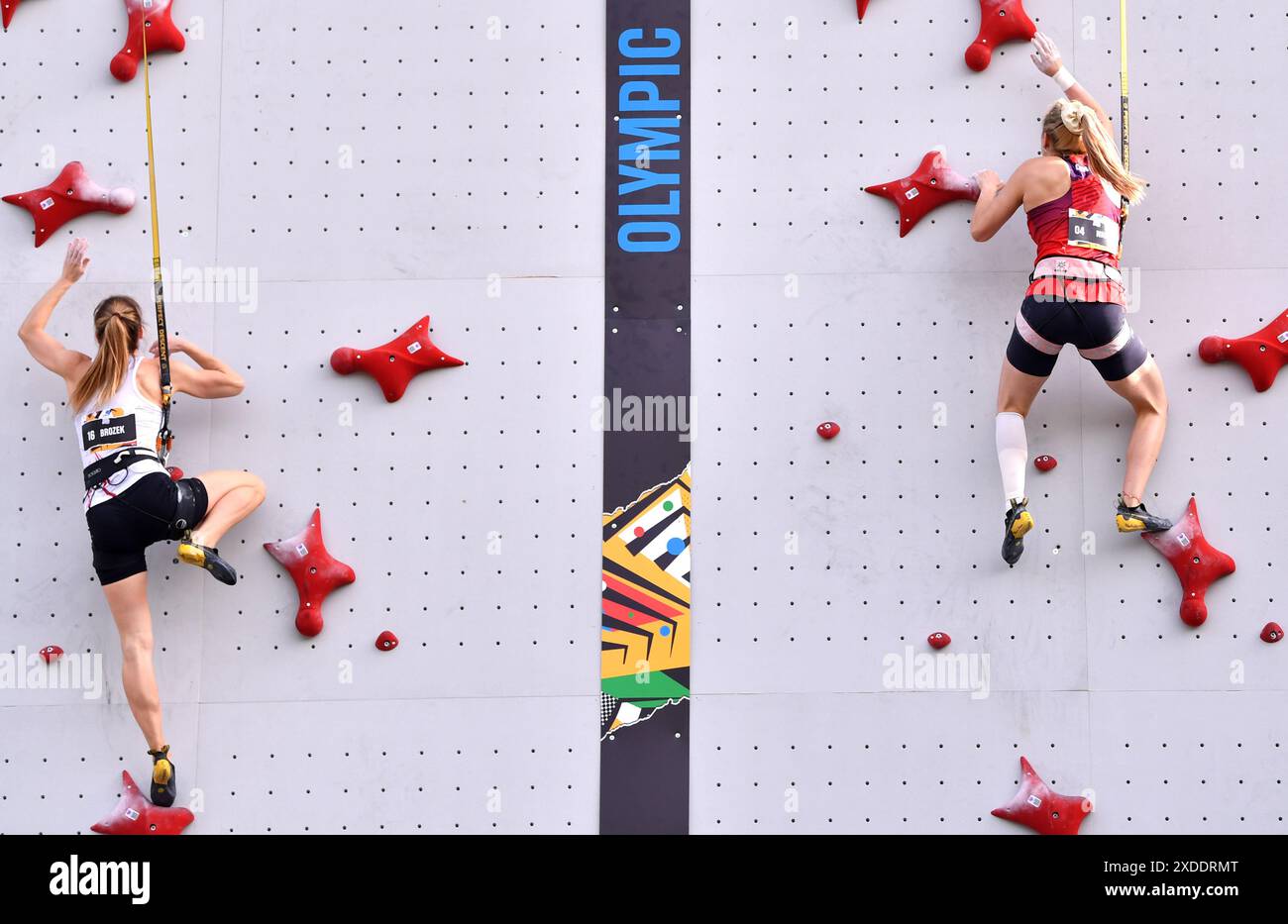 Budapest, Hungary. 21st June, 2024. Niu Di of China (R) and Anna Brozek of Poland compete during