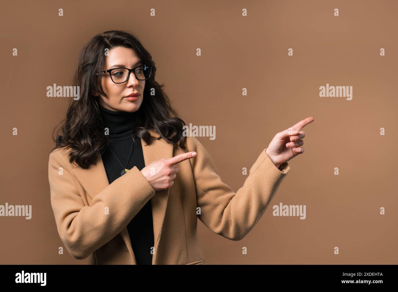 Woman pointing fingers right hi-res stock photography and images - Alamy