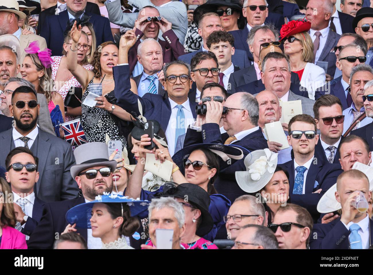 Spectators At The Races Racegoers ladies day royal ascot hi-res stock photography and images ...
