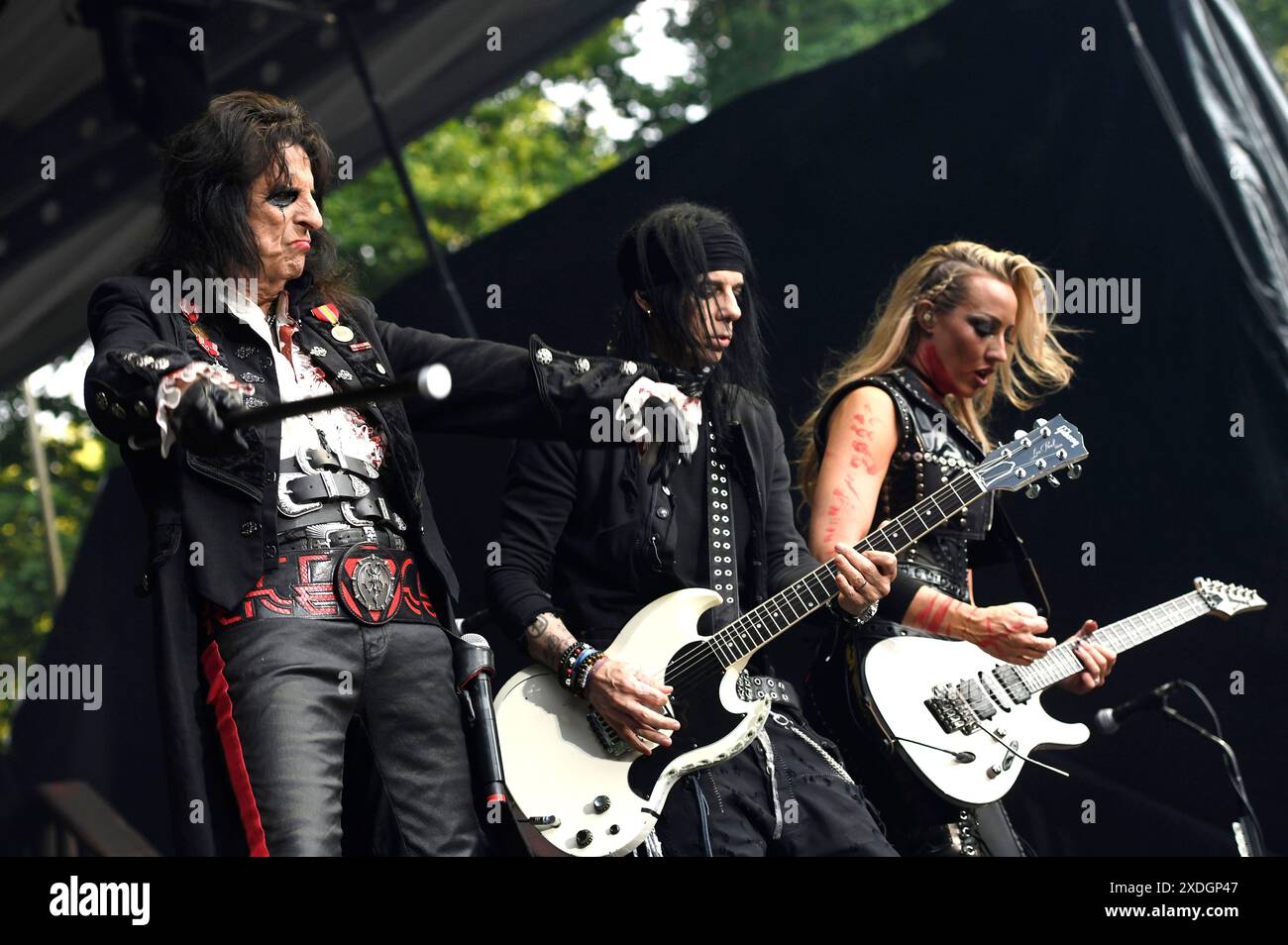 Alice Cooper, Tommy Hendriksen und Nita Strauss live bei einem Konzert