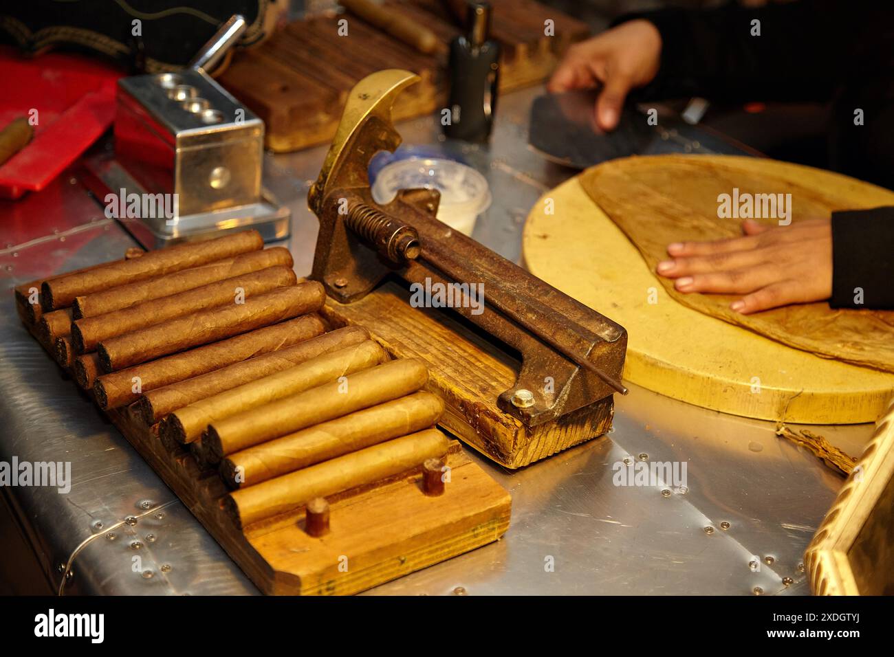 Cigar making with artisans in a traditional workshop, focusing on quality and craftsmanship Stock Photo