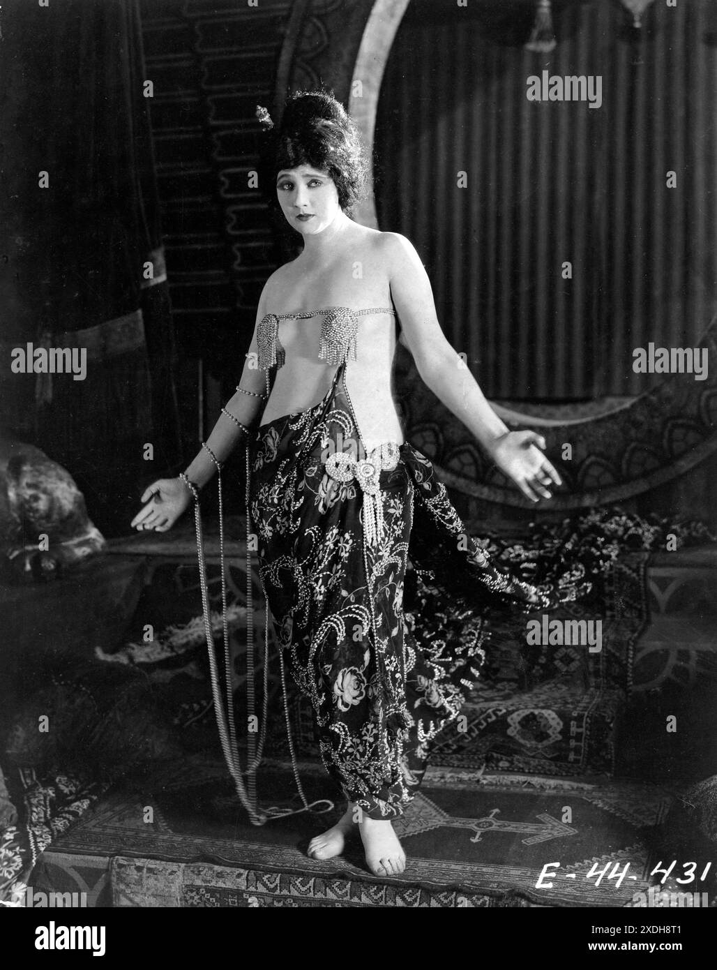 BETTY BLYTHE in the lost Silent Film THE QUEEN OF SHEBA 1921 Director J. GORDON EDWARDS Story VIRGINIA TRACY Betty Blythe's Costumes designed by MARGARET WHISTLER Producer WILLIAM FOX Fox Film Corporation Stock Photo