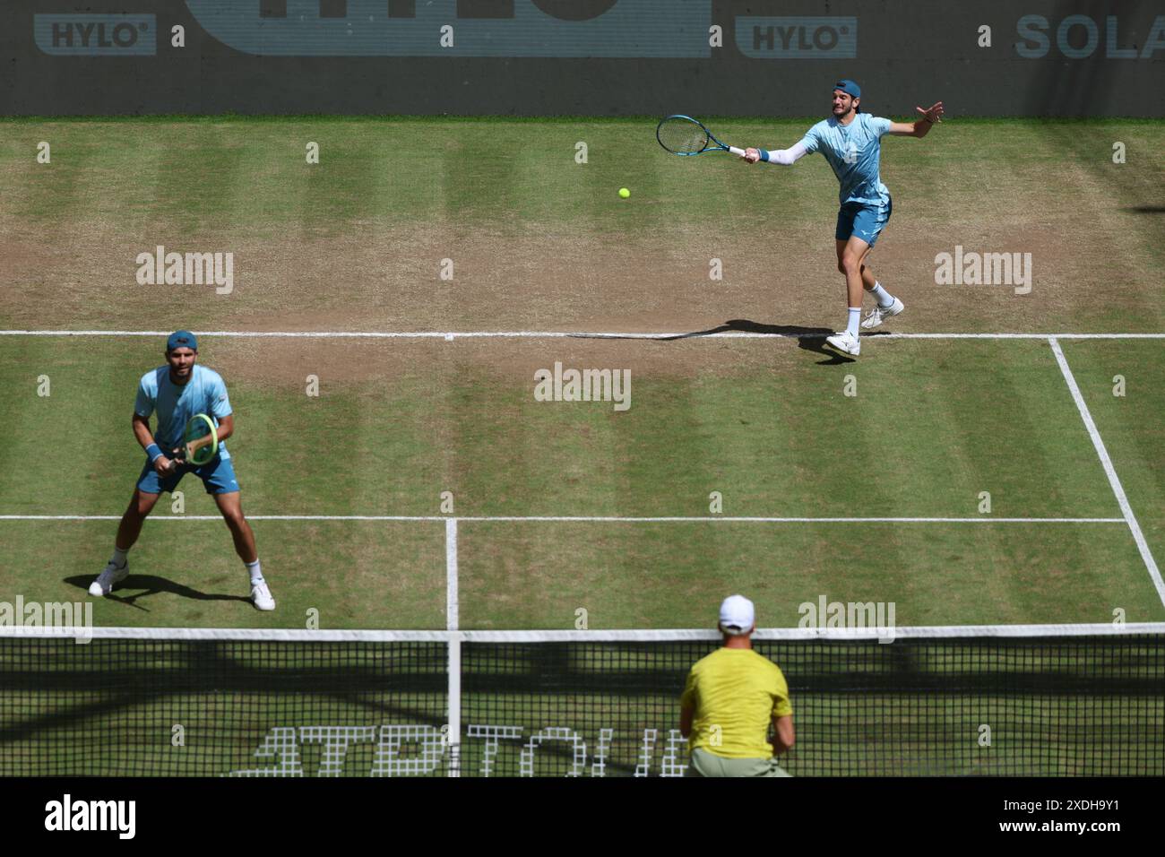 Halle, Germany. 23rd June, 2024. Tennis: ATP Tour, doubles, final, Bolelli and Vavassori (Italy) - Krawietz and Pütz (Germany). Simone Bolelli (l-r) and Andrea Vavassori stand on the court. Credit: Friso Gentsch/dpa/Alamy Live News Stock Photo