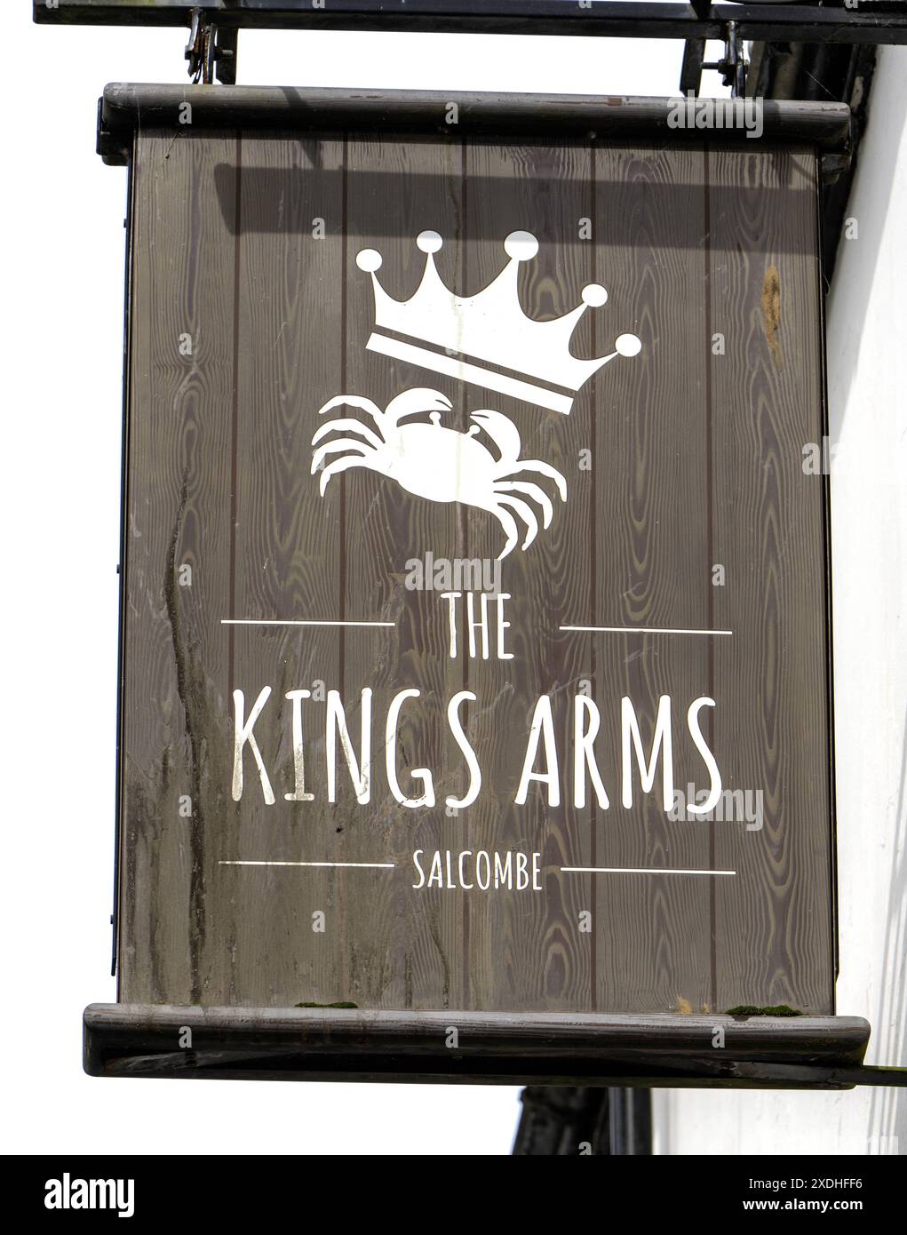 Traditional hanging pub sign at The Kings Arms - public house - Fore Street, Salcombe, Devon, England, UK - historic grade II listed building. Stock Photo