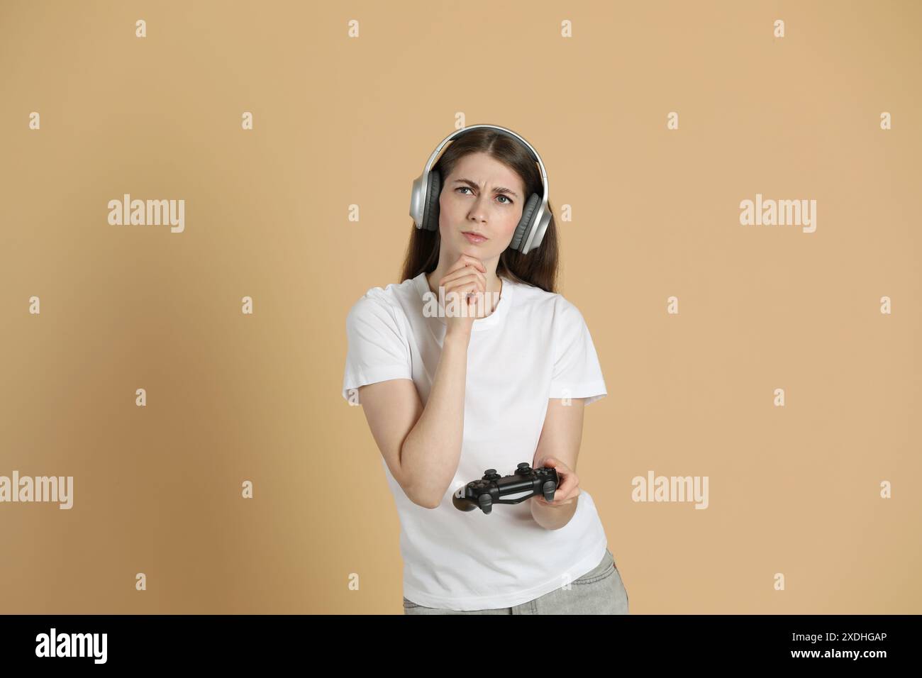 Woman in headphones controller hi-res stock photography and images - Alamy