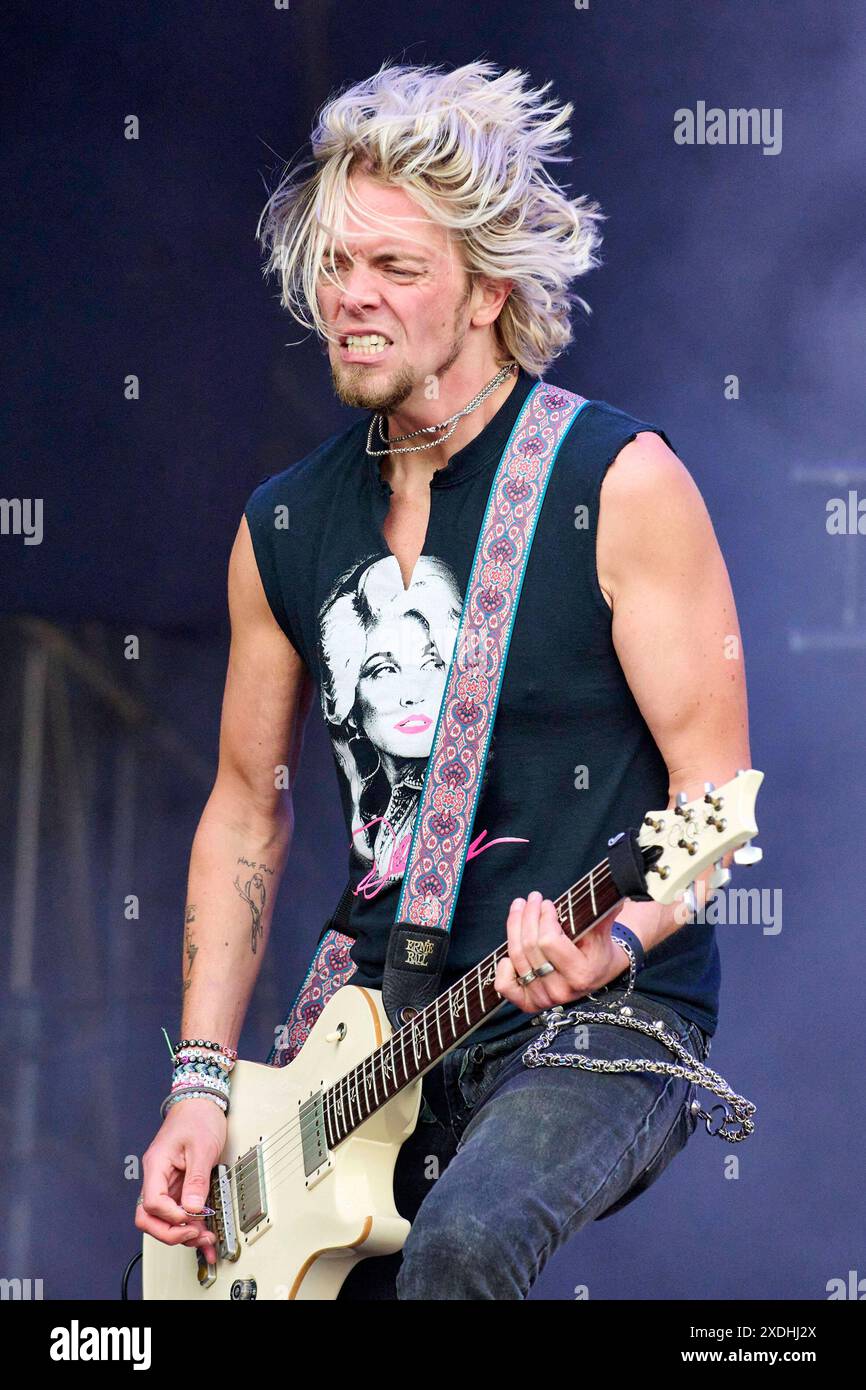 Ben Wells von Black Stone Cherry live auf dem Summerside Festival 2024 beim Flugplatz. Grenchen, 22.06.2024 *** Ben Wells from Black Stone Cherry live at the Summerside Festival 2024 at Grenchen Airfield, 22 06 2024 Foto:xP.xFrauchigerx/xFuturexImagex cherry 4610 Stock Photo