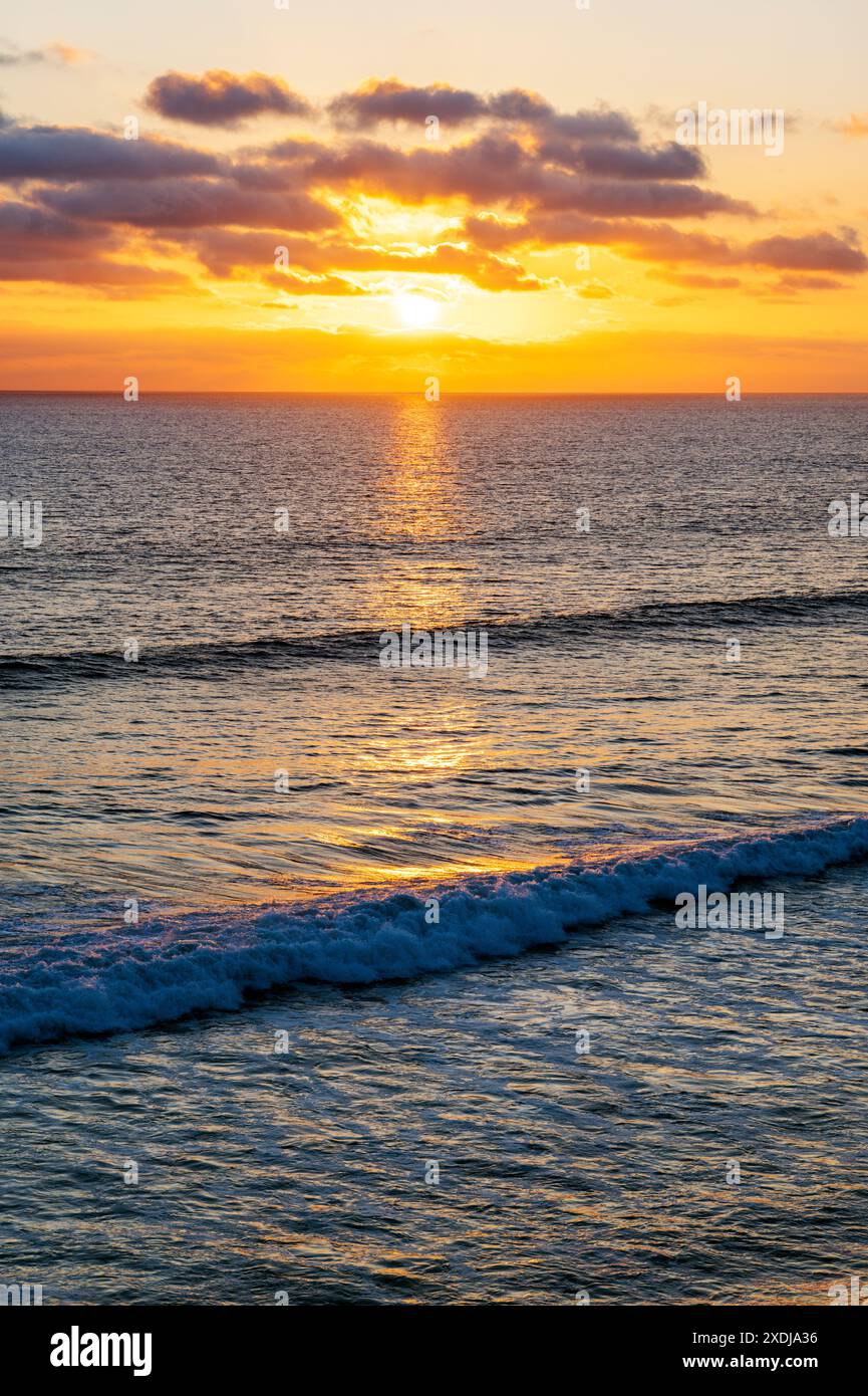 Colorful sunset ocean coast hi-res stock photography and images - Alamy