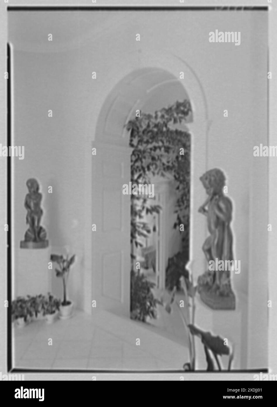 Mrs. H. Mercer Walker, residence in El Vedado, Palm Beach, Florida. Entrance hall, two Wheeler Williams hall statues. Gottscho-Schleisner Collection Stock Photo