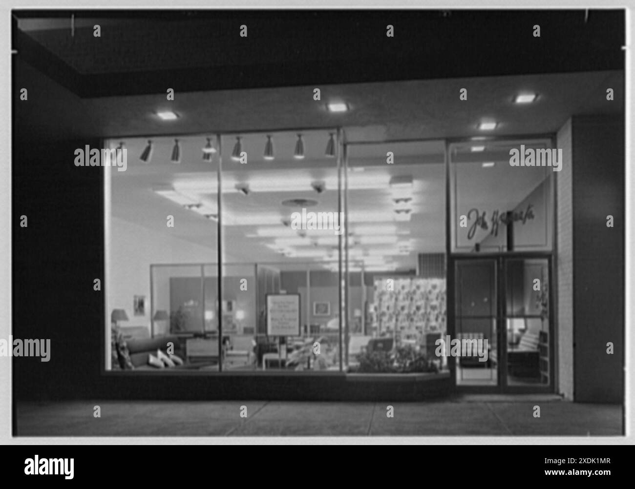 Statton Modern, John Wanamaker's, business in Great Neck. Exterior at