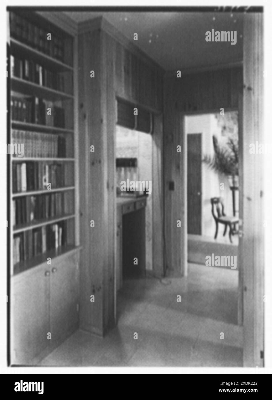 John W. Bullock, residence at Sunset Island, no. 2, Miami Beach, Florida. Den, to books and bar. Gottscho-Schleisner Collection Stock Photo