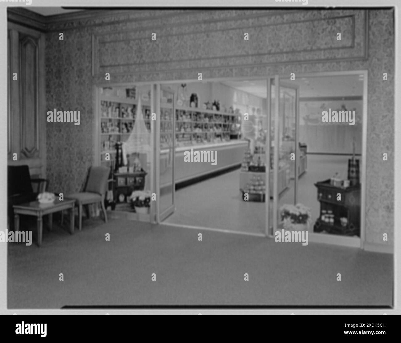 Schrafft's, Eastchester. View to store. GottschoSchleisner Collection