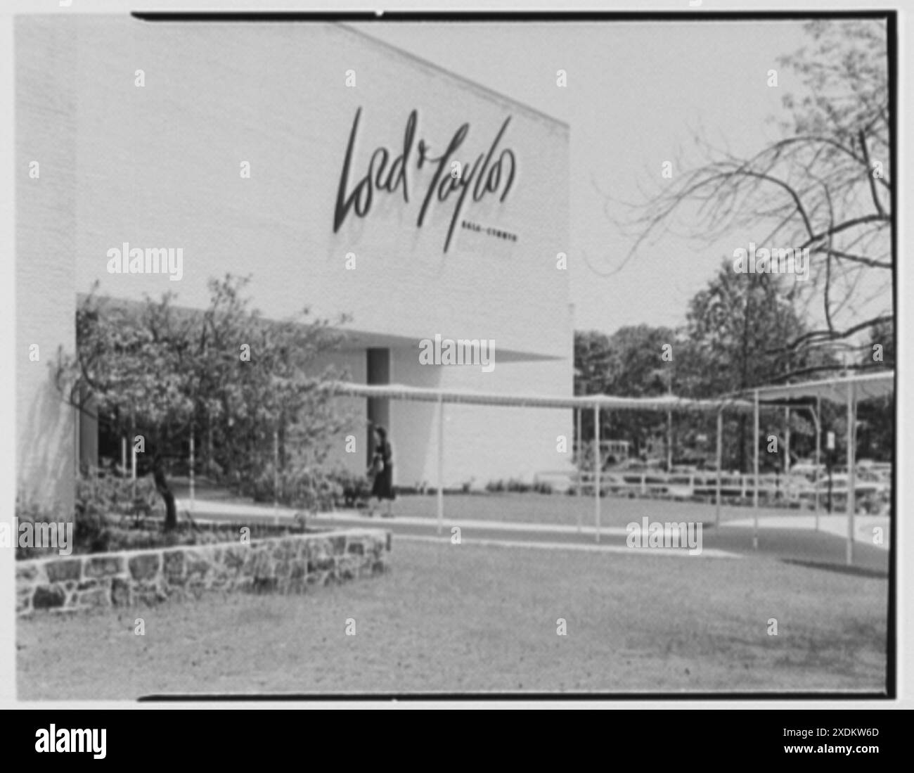 Lord & Taylor, business in BalaCynwyd, Pennsylvania. West facade