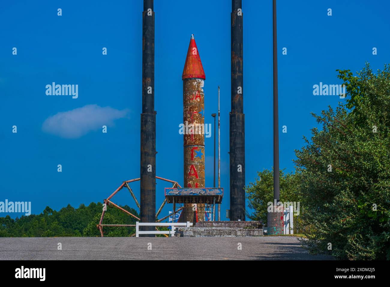 Tennesee Rockets Rocket and Ferris-Wheel in abandoned amusement park in rural Campbell ...