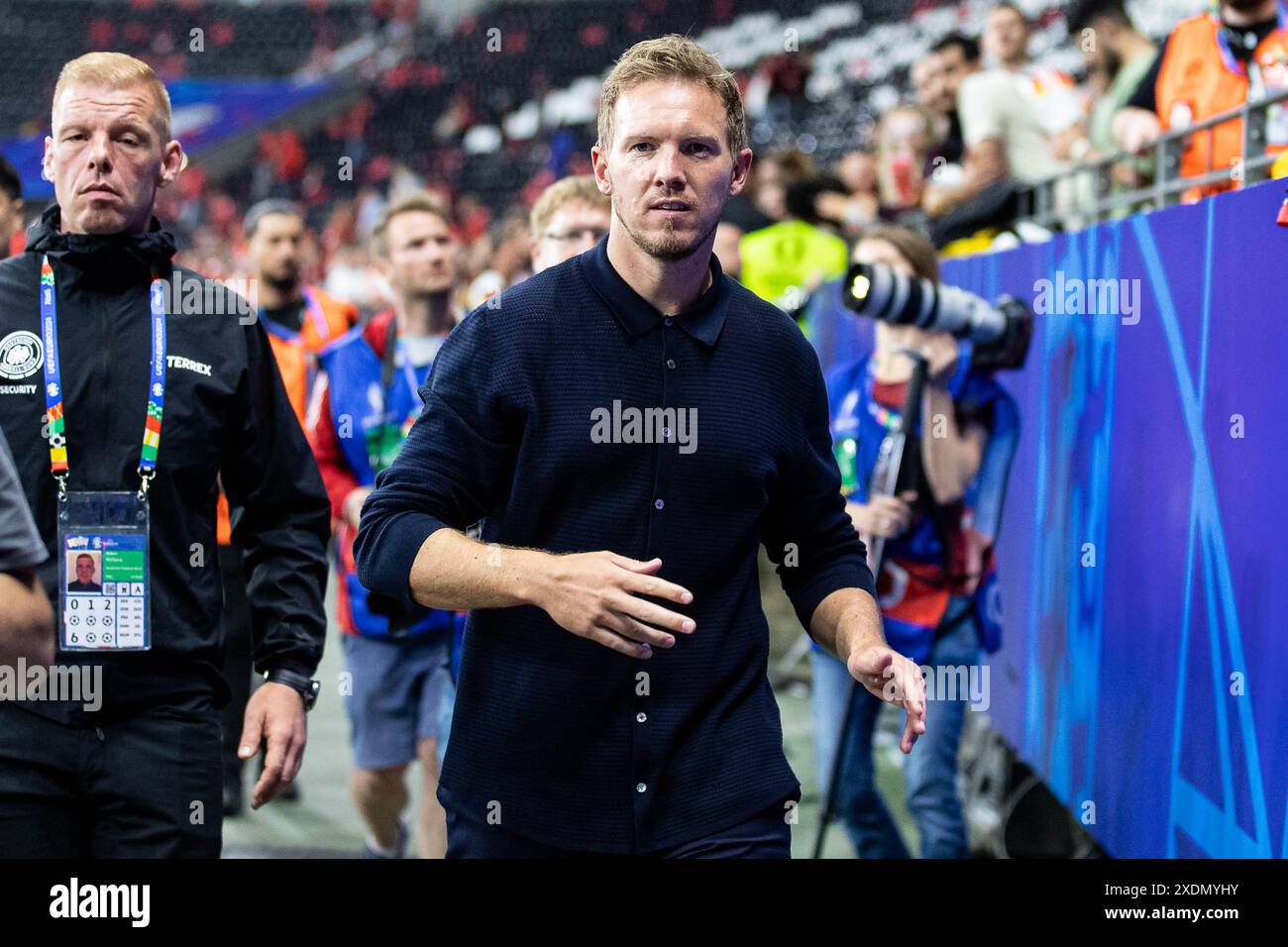  Julian Nagelsmann (Deutschland, Bundestrainer)vgeht zu seiner Frau GER Illustration 