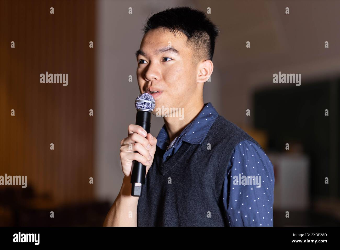 Man giving speech microphone hi-res stock photography and images - Alamy