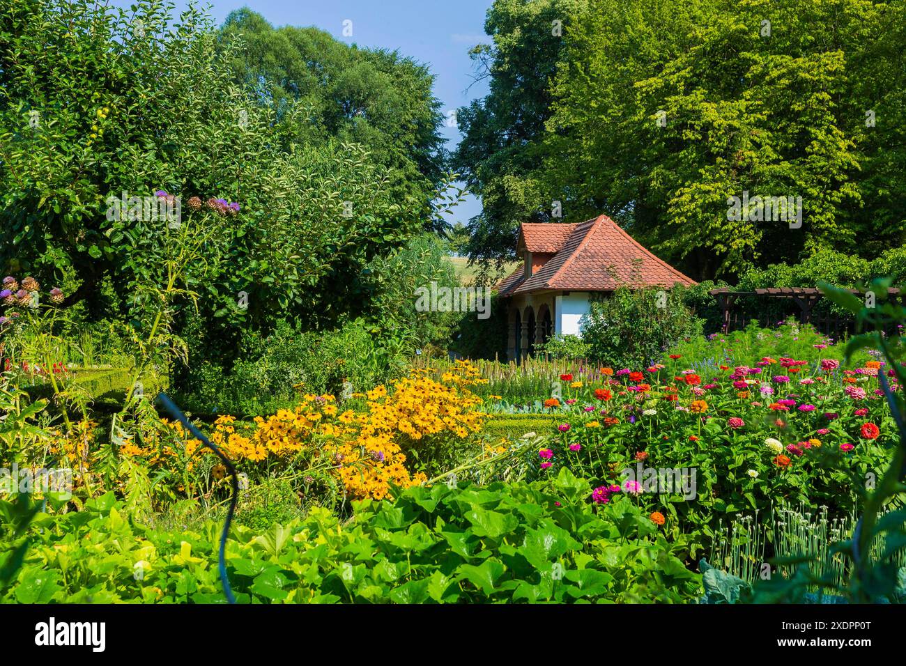 Kloster St. Mariestern, Klostergarten. Das Zisterzienserinnen-Kloster Sankt Marienstern sorb. Marijina HwÄzda liegt am Klosterwasser in Panschwitz-Kuckau in der sächsischen Oberlausitz. Sankt Marienstern gehört zu den wenigen Ordenshäusern, die seit ihrer Gründung derselben Bestimmung dienen. Auch heute leben und arbeiten mit der Äbtissin Benedicta Waurick 19 Zisterzienserinnen im Kloster und widmen sich neben dem feierlichen Stundengebet, der Seelsorge und den Arbeiten in Haus und Garten auch der Betreuung, Ausbildung und Beschäftigung behinderter Menschen, die in mehreren Wohnbereichen unter Stock Photo