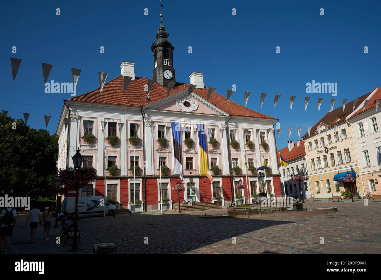 geography / travel, Estonia, Tartu, pedestrian area with town hall and fountain of kissing students, ADDITIONAL-RIGHTS-CLEARANCE-INFO-NOT-AVAILABLE Stock Photo