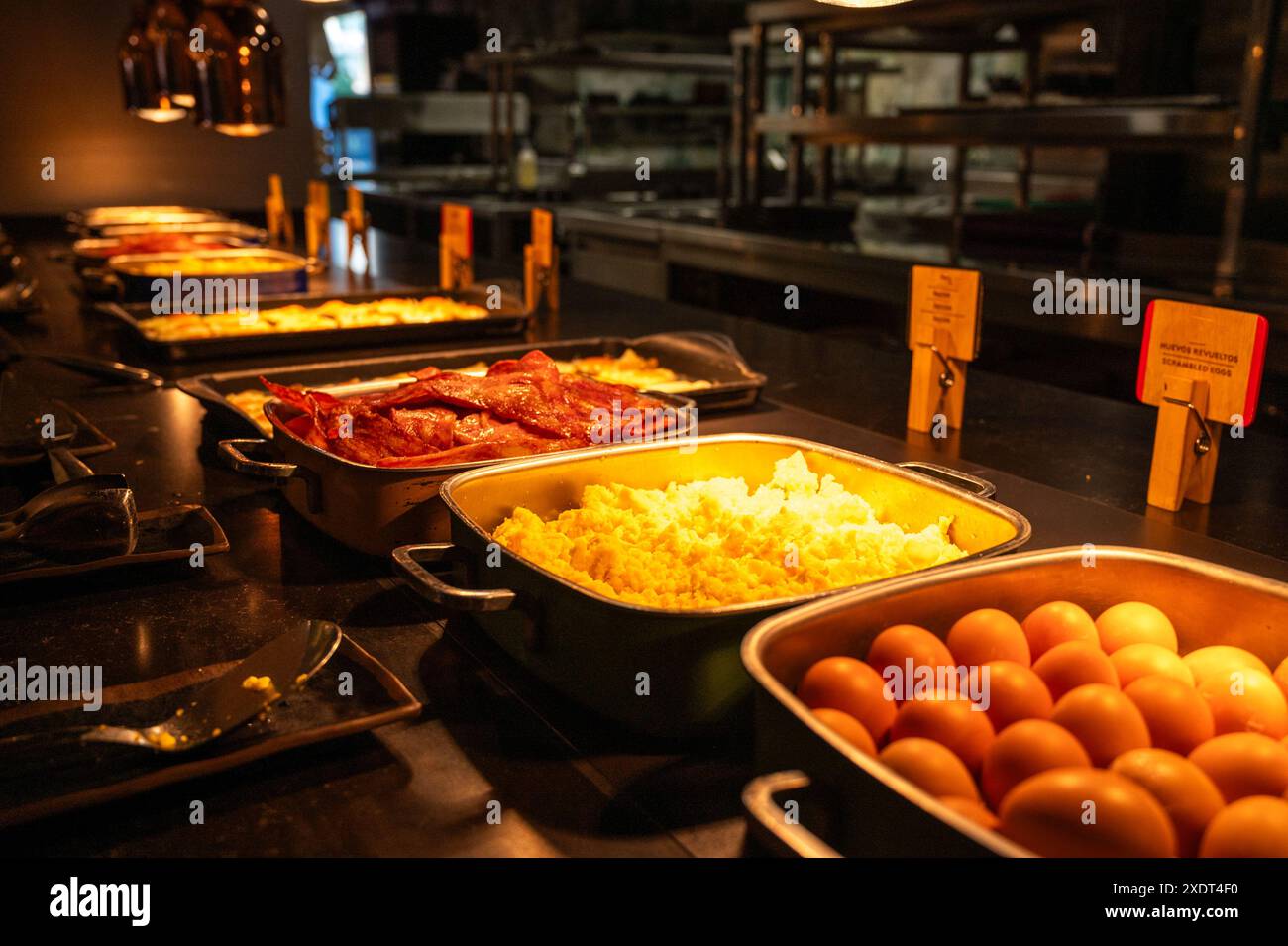 Dimly lit room hi-res stock photography and images - Alamy
