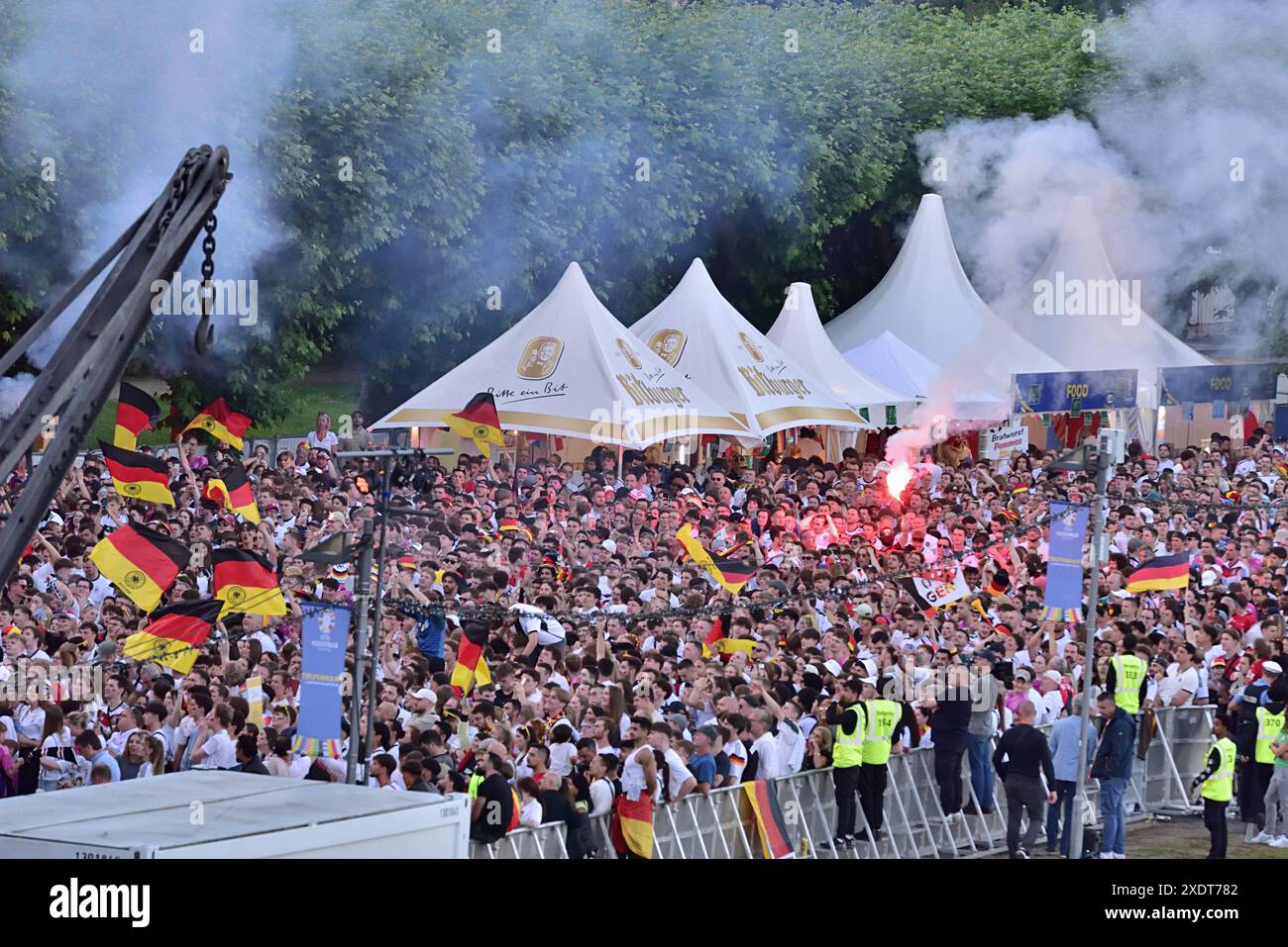 23.6.2024 Platz zum Feiern Die Fanmeile am Frankfurter Mainufer. Hier finden vor zahlreichen Großbildwänden über 30000 Zuschauer Platz. Bei Spiel Deutschland gegen die SChweiz ist der Platz bereits lange vor Anstoß voll belegt. Frankfurt am Main Mainufer Hessen Deutschland *** 23 6 2024 A place to celebrate The fan mile on Frankfurts banks of the Main River Here, in front of numerous large screens, over 30,000 spectators can be seated For the match between Germany and Switzerland, the square is full long before kick-off Frankfurt am Main Mainufer Hesse Germany Stock Photo