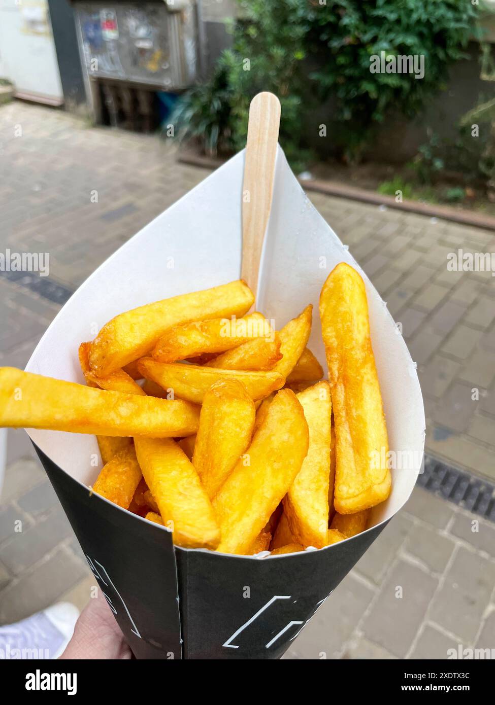 Tüte mit Pommes gefüllt, Streetfood Leckerei mit leckeren Dipps Stock ...