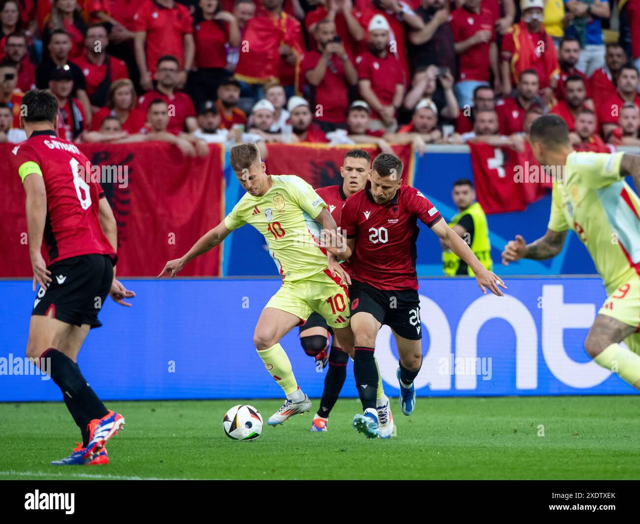 Daniel Olmo (Spanien, #10) Im Zweikampf Mit Yiber Ramadani (Albanien ...