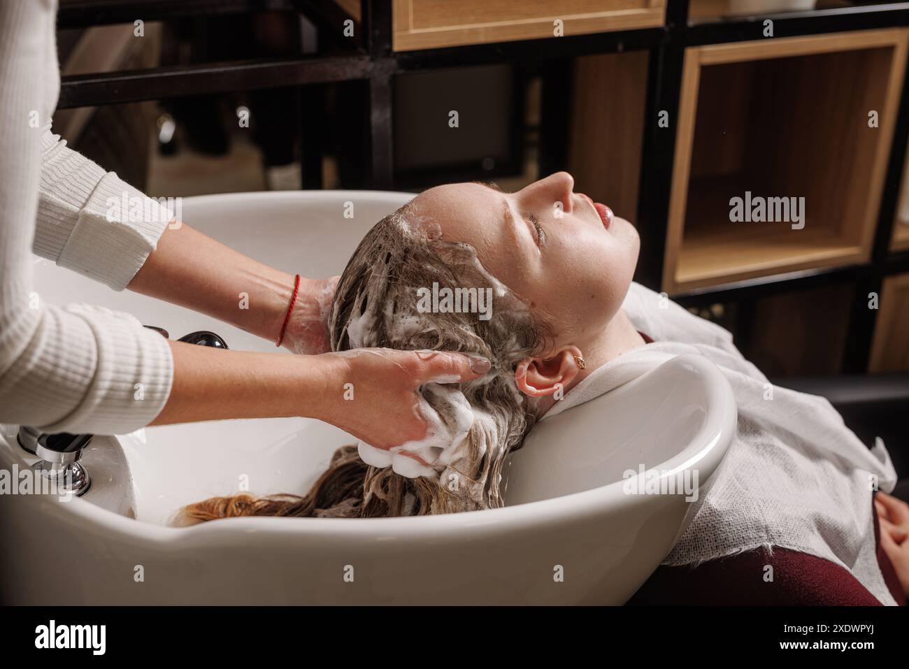 Indian women in beauty salon hi-res stock photography and images - Alamy