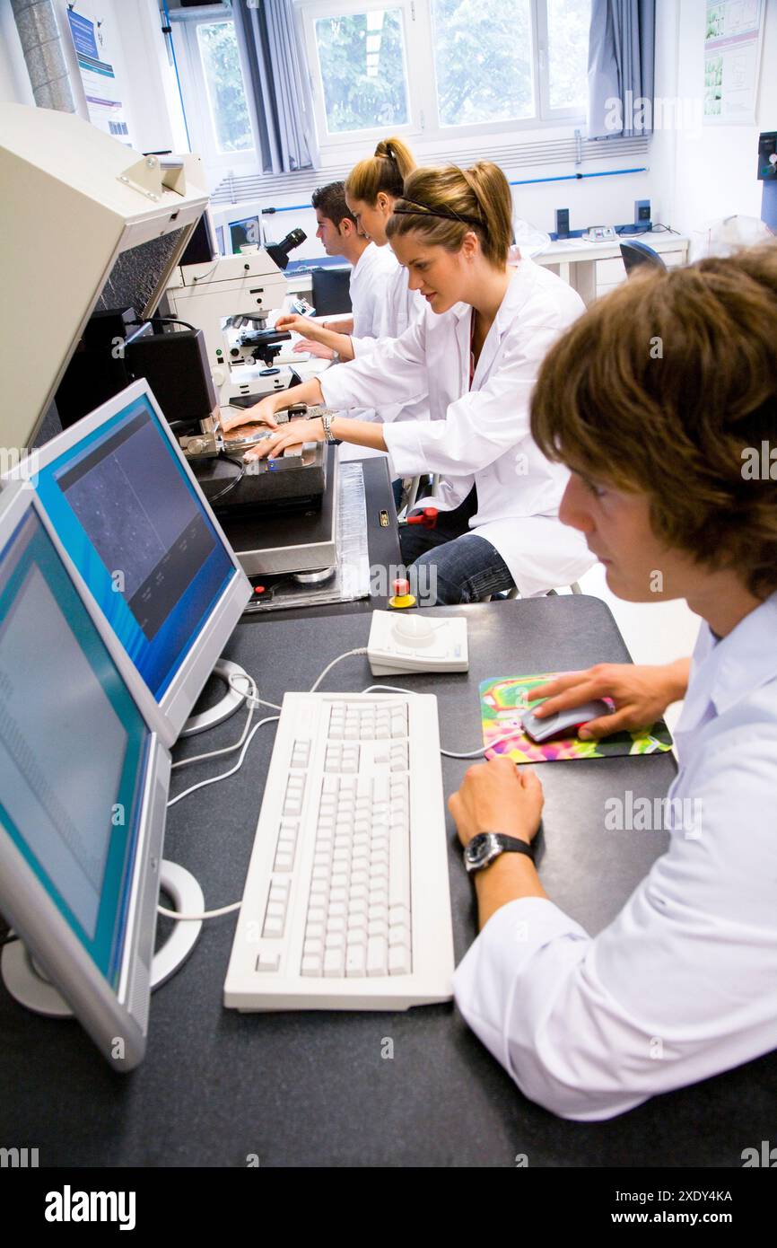 Escuela digital hi-res stock photography and images - Alamy
