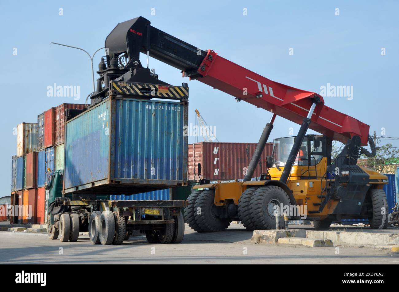 Using a shipping container hi-res stock photography and images - Alamy