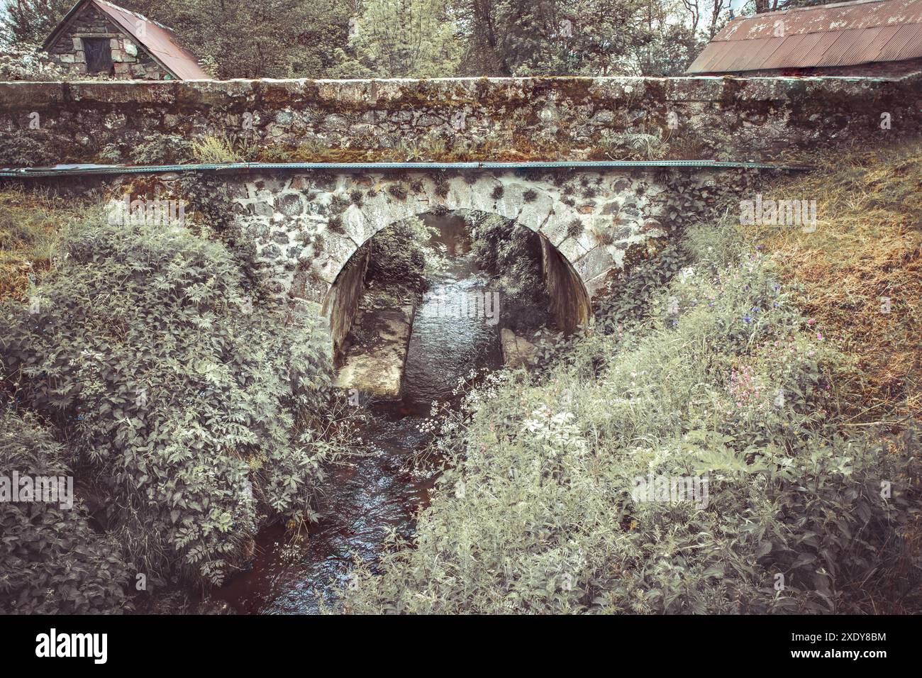 Medieval stone arch bridge hi-res stock photography and images - Alamy