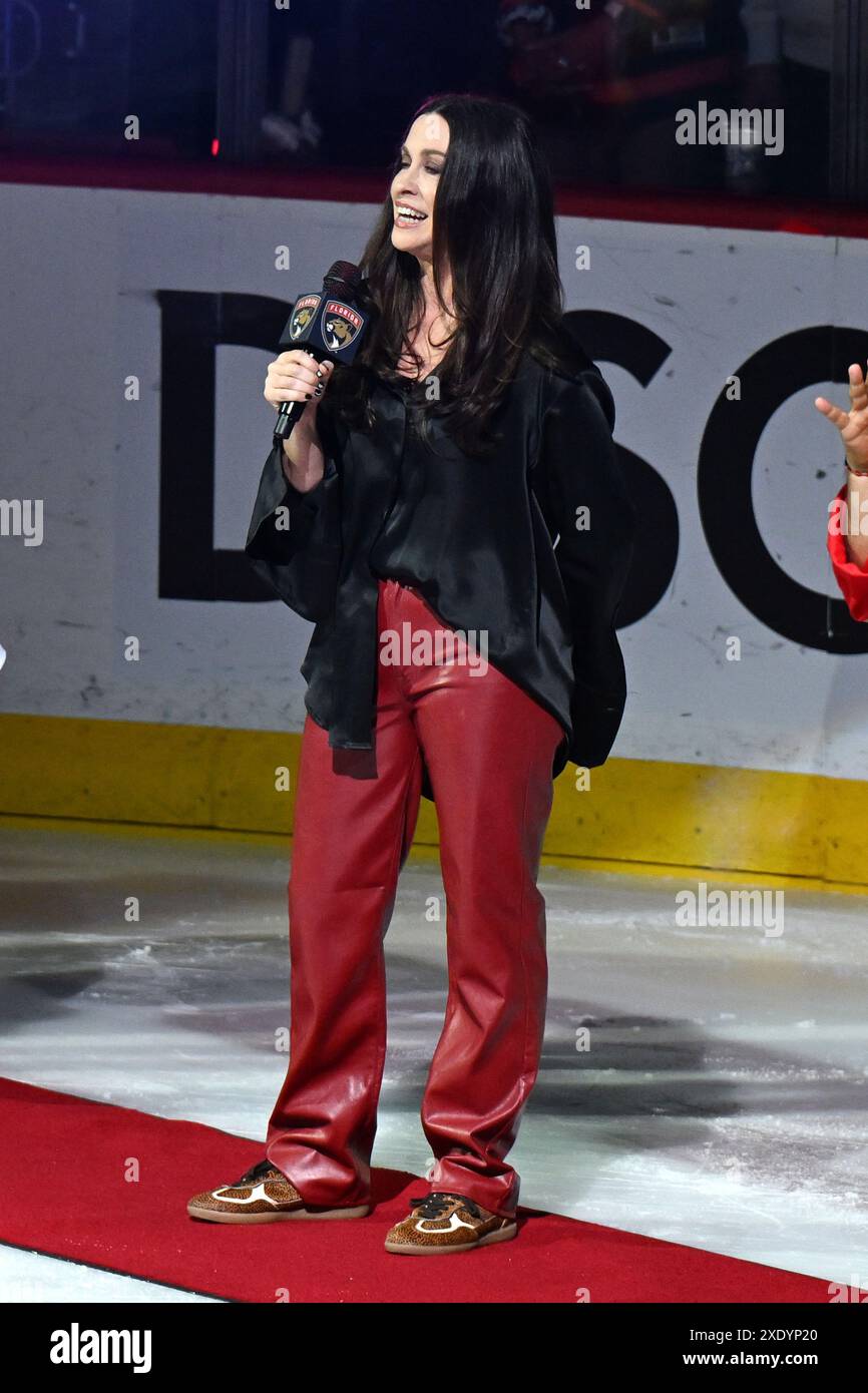 sunrise-fl-june-24-alanis-morissette-performs-the-canadian-and-u-s
