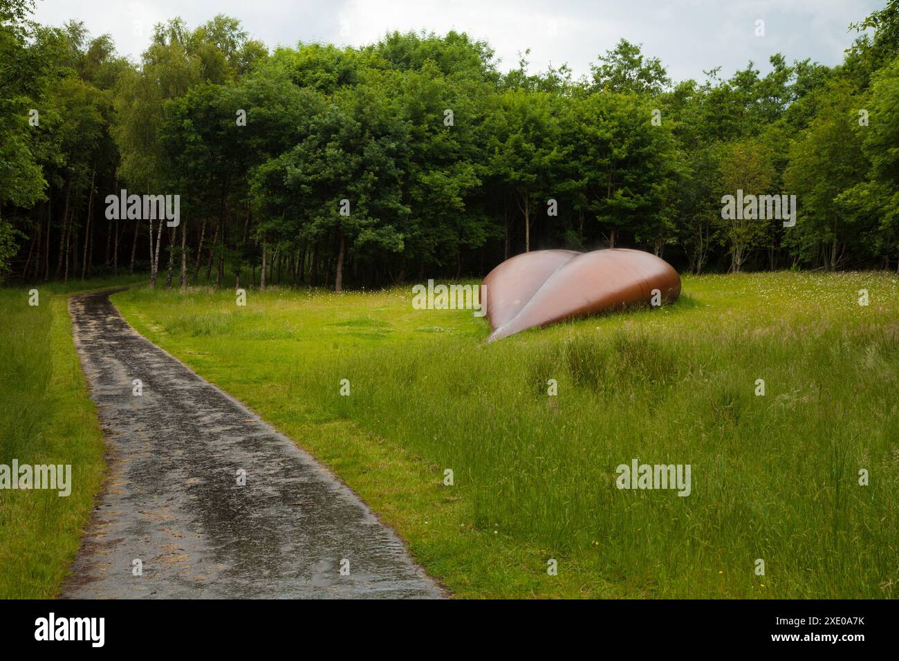 The Sentinel designed by Scottish artist Jephson Robb and named 'Love and Kisses' is located in the heart of the Abbotshaugh Community Woodland Stock Photo