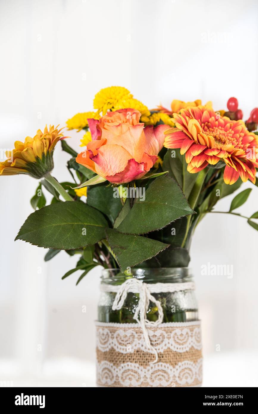 kreativ gestaltete Blumenvase mit Blumenstrauss - Muttertag und Valentinstag Stock Photo