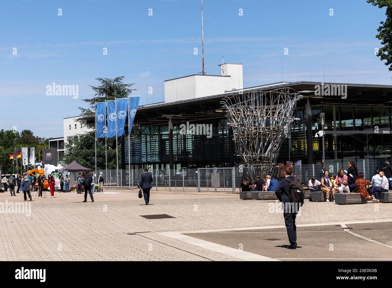 Bundeshaus of the German Bundestag, today part of the World Conference Center, United Nations Square, sculpture 'Meistdeutigkeit' by Olaf Metzel, Bonn Stock Photo