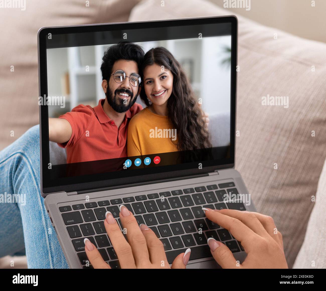 Typing laptop couple support hi-res stock photography and images - Alamy