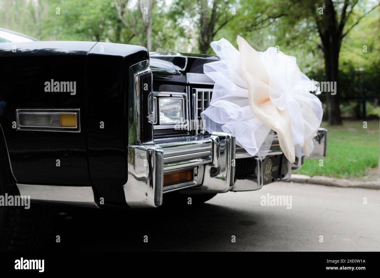 Wedding black car Stock Photo - Alamy