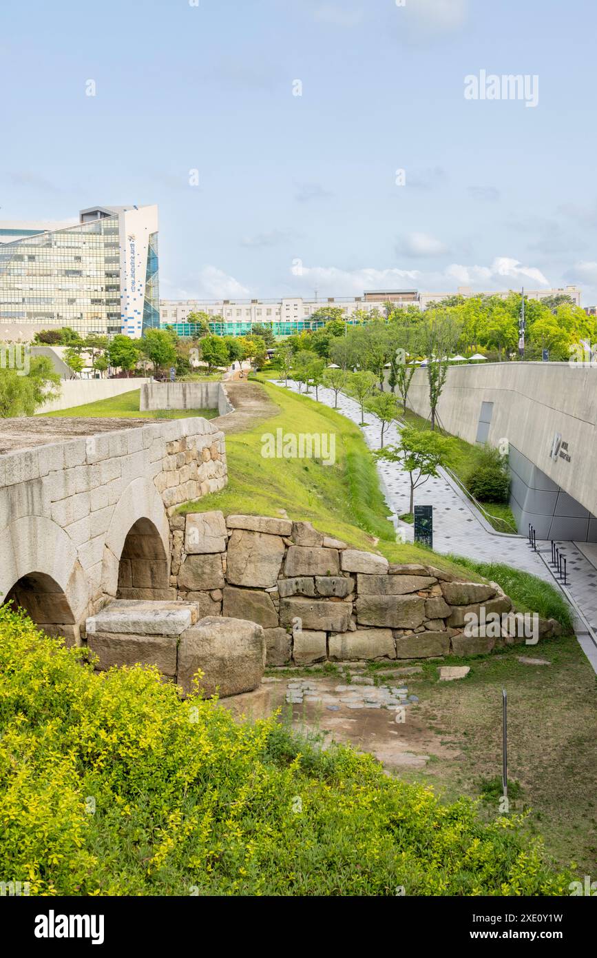 Old Korean City Wall, Dongdaemun , Seoul, South Korea Stock Photo