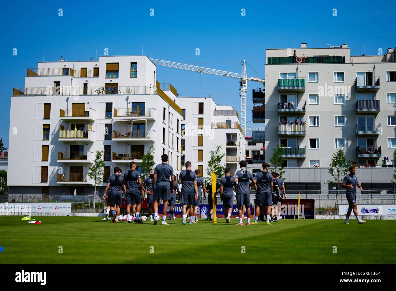 ABD0085 20240625 - WIEN - ÖSTERREICH: Die Mannschaft der FK Austria Wien am Dienstag, 25. Juni 2024, im Rahmen des Trainingsstarts in Wien. - FOTO: APA/EVA MANHART - 20240625 PD5205 Stock Photo