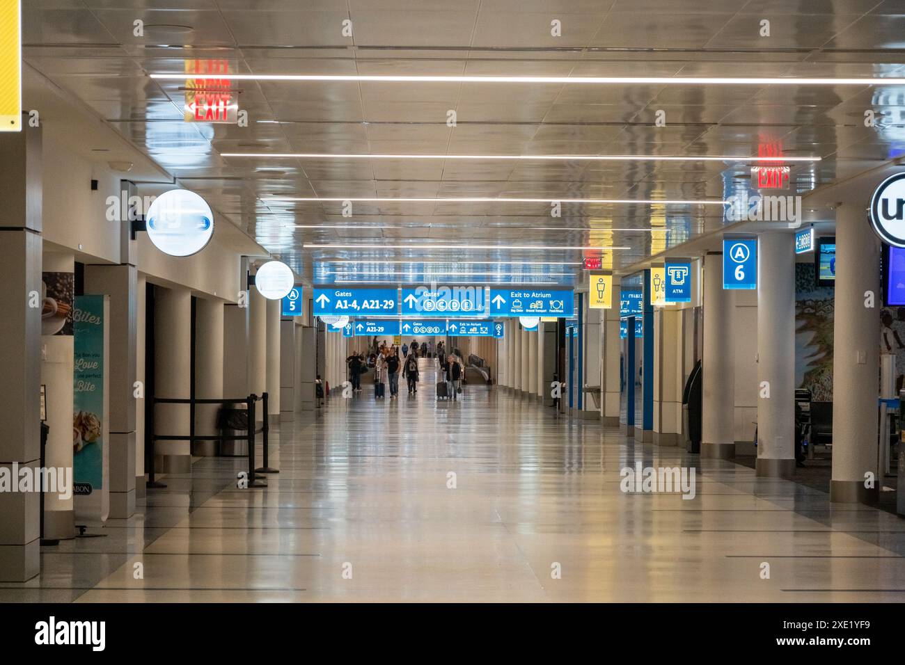 Airport concourse hi-res stock photography and images - Alamy