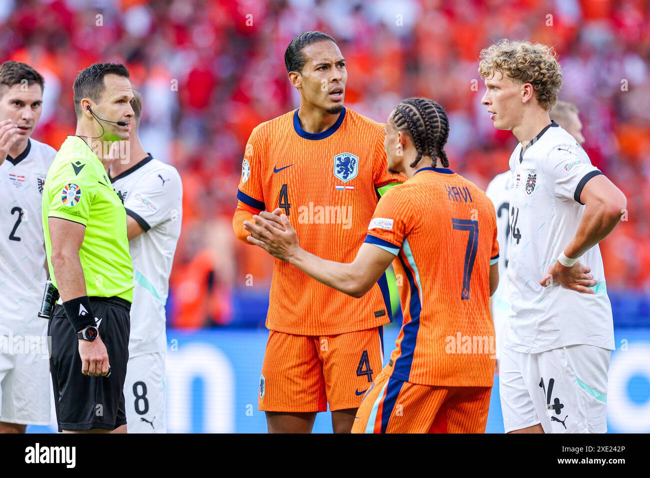 Berlin, Germany. 25th June, 2024. BERLIN, GERMANY - JUNE 25: Referee Ivan Kruzliak in discussion with Virgil van Dijk of the Netherlands, Xavi Simons of the Netherlands over the validity of the goal of Memphis Depay of the Netherlands, Leopold Querfeld of Austria during the Group D - UEFA EURO 2024 match between Netherlands and Austria at Olympiastadion on June 25, 2024 in Berlin, Germany. (Photo by Peter Lous/BSR Agency) Credit: BSR Agency/Alamy Live News/Alamy Live News Stock Photo